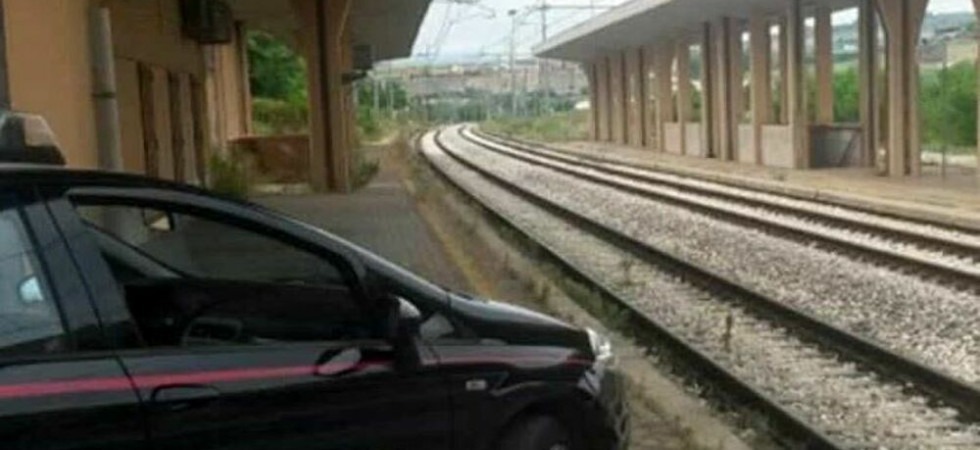 I carabinieri fermano un giovane che ingoia in pochi attimi diversi involucri
